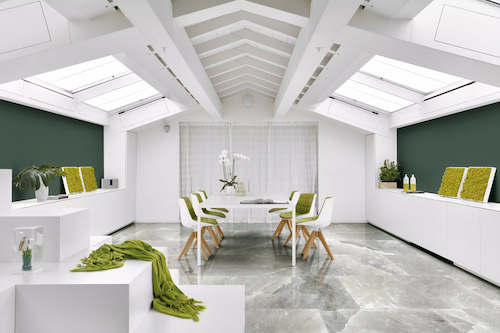 Płytki Florim Rock Salt Maui Green na podłodze w jasnej jadalni na poddaszu.